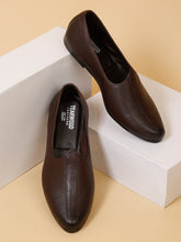 Load image into Gallery viewer, Teakwood Men Brown Textured Leather Mojaris