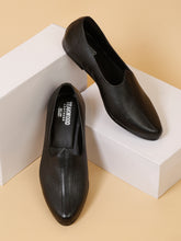 Load image into Gallery viewer, Teakwood Men Black Textured Leather Mojaris
