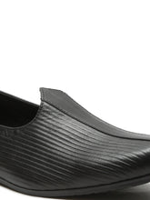 Load image into Gallery viewer, Teakwood Men Black Textured Leather Mojaris
