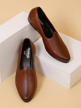 Load image into Gallery viewer, Teakwood Men Black Textured Leather Mojaris