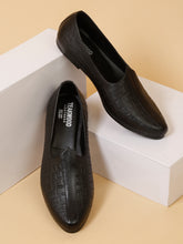 Load image into Gallery viewer, Teakwood Men Black Textured Leather Mojaris