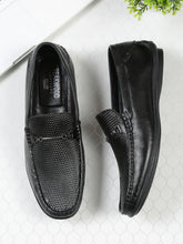 Load image into Gallery viewer, Men Black Leather Textured Loafers