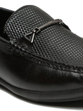 Load image into Gallery viewer, Men Black Leather Textured Loafers