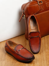 Load image into Gallery viewer, Men Black Leather Textured Loafers