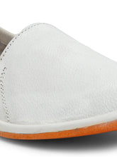 Load image into Gallery viewer, Teakwood Men White Leather Mojaris||Men's White Traditional Leather Mojari (Jutti/Loafers)