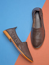 Load image into Gallery viewer, Teakwood Men Brown Leather Mojaris||Men's Brown Traditional Leather Mojari (Jutti/Loafers)