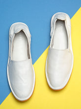 Load image into Gallery viewer, Teakwood Men White Leather Mojaris||Men's White Traditional Leather Mojari (Jutti/Loafers)