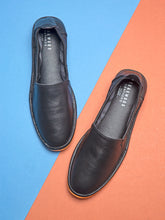 Load image into Gallery viewer, Teakwood Men Blue Leather Mojaris||Men's Blue Traditional Leather Mojari (Jutti/Loafers)