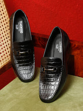 Load image into Gallery viewer, Men Black Textured Leather Loafers

