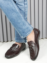 Load image into Gallery viewer, Men Brown Textured Leather Loafers

