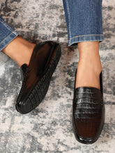 Load image into Gallery viewer, Men’s Croco-Textured Leather Loafers

