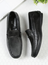 Load image into Gallery viewer, Men Black Leather Textured Loafers
