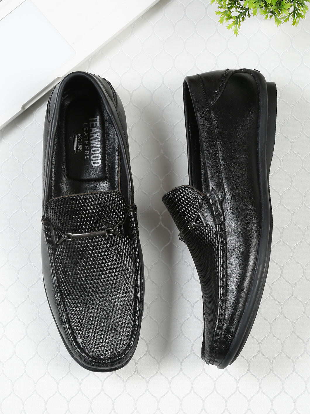 Men Black Leather Textured Loafers
