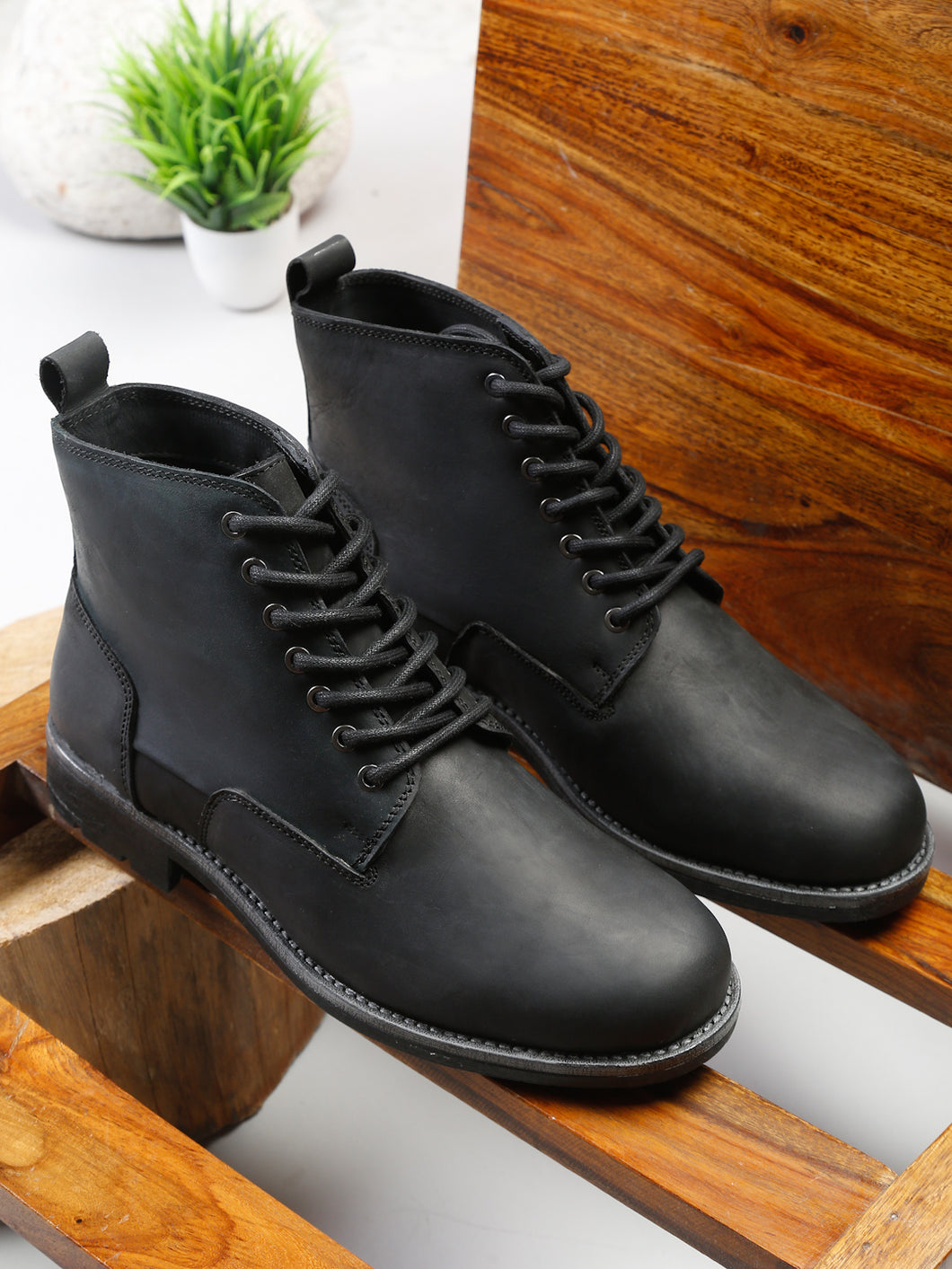 Men Black Solid Mid Top Lace-up Boots