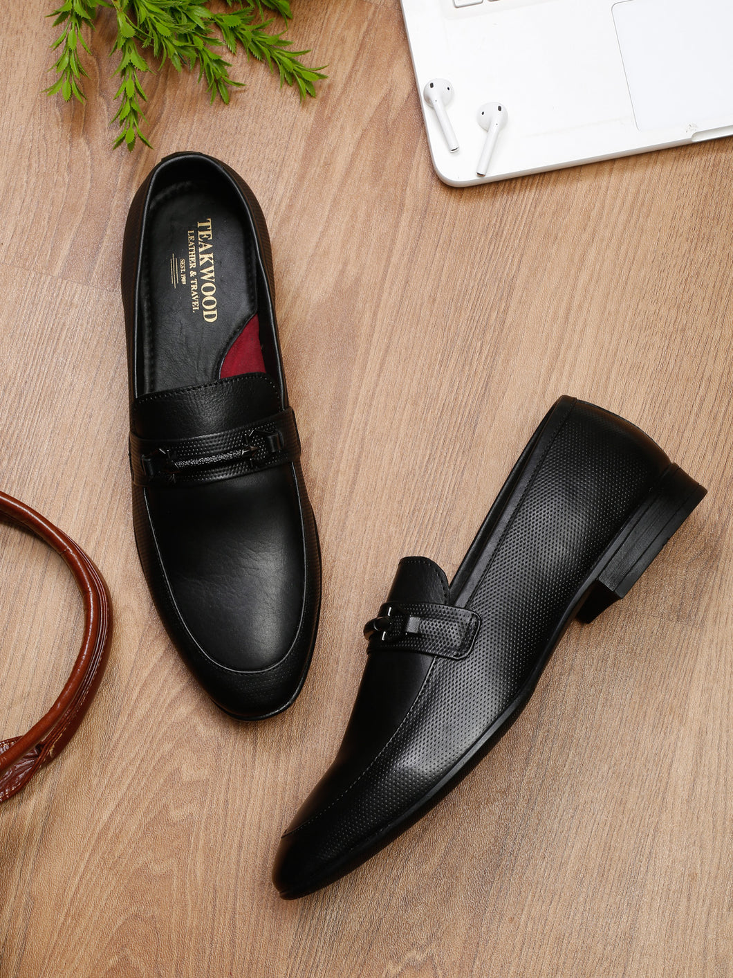 Men Black Texture Genuine Leather Formal Loafers
