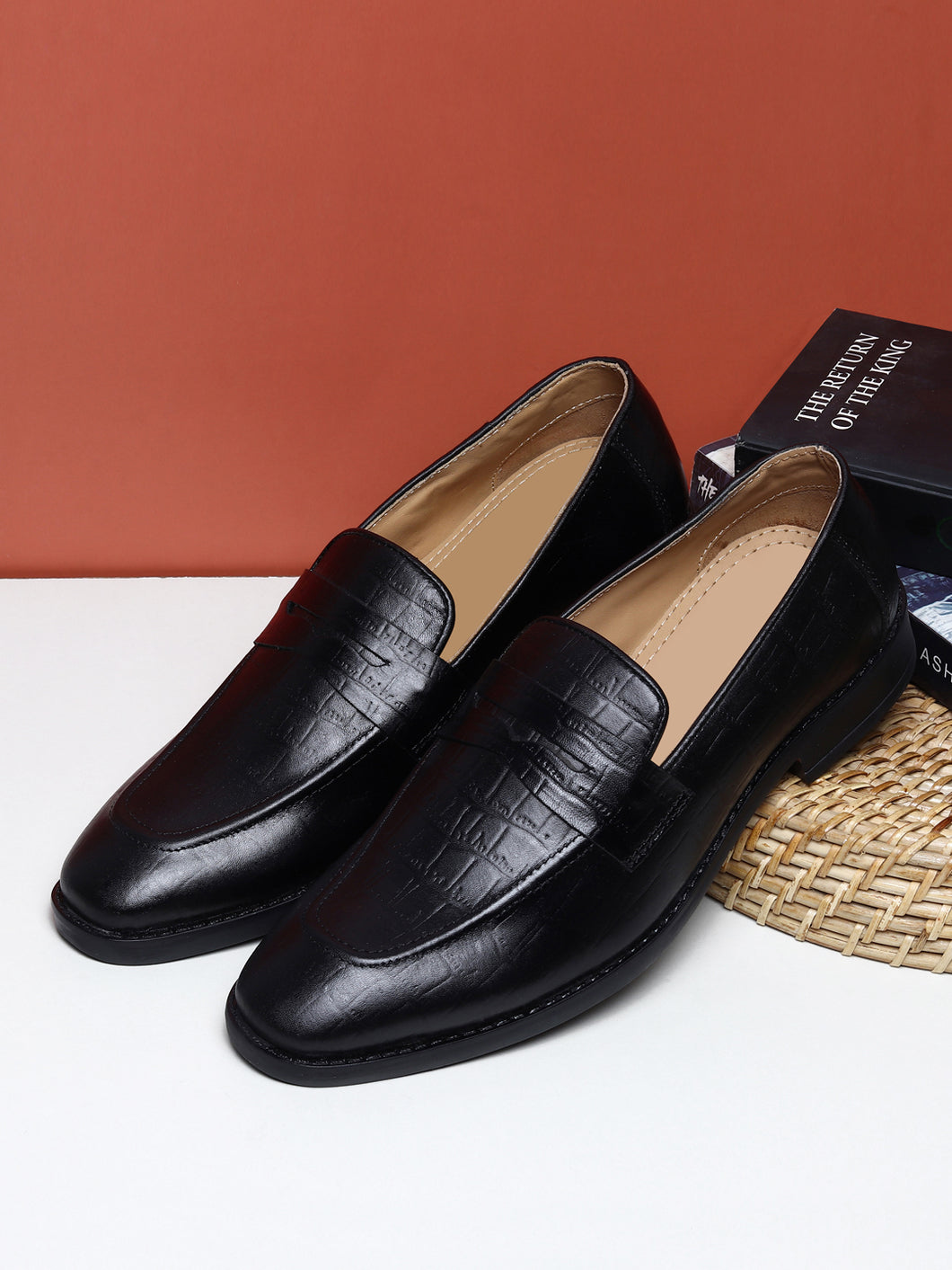 Men Texture Genuine Leather Black Loafers